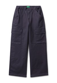 Ciemnoszare spodnie cargo o szerokich nogawkach, z elastycznym pasem, regulowanymi trokami, kieszeniami bocznymi oraz kieszeniami z klapką na każdej nogawce.