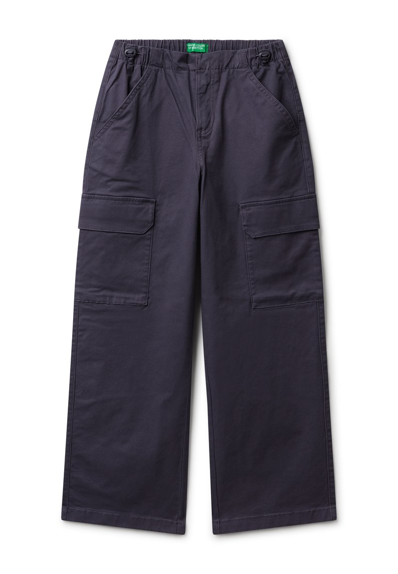 Ciemnoszare spodnie cargo o szerokich nogawkach, z elastycznym pasem, regulowanymi trokami, kieszeniami bocznymi oraz kieszeniami z klapką na każdej nogawce.