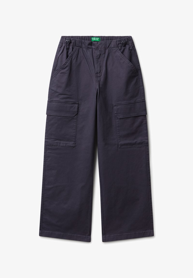 Ciemnoszare spodnie cargo o szerokich nogawkach, z elastycznym pasem, regulowanymi trokami, kieszeniami bocznymi oraz kieszeniami z klapką na każdej nogawce.