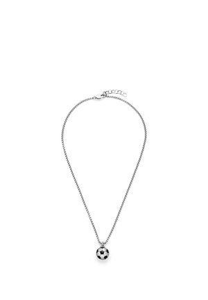 Silberne Kettenhalskette mit einem schwarz-weißen Fußballanhänger, der in der Mitte auf weißem Hintergrund hängt.