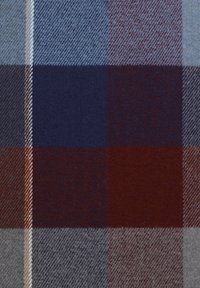 Wełniana tkanina z dużym wzorem w kratę. Kolory to jasnoniebieski, granatowy, bordowy i szary, o teksturowanym wykończeniu.