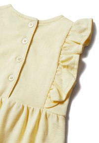 Vestido de algodón amarillo con mangas con volantes, cierre de botones en la parte posterior y sección de falda recogida. Textura suave y diseño ligero.