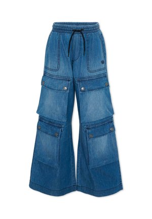 Pantaloni cargo di denim blu a gamba larga con vita elasticizzata, coulisse nera e multiple tasche con patta e bottoni automatici.