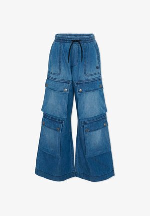 Pantalon cargo en denim bleu coupe large avec taille élastique, cordon noir et plusieurs poches à rabat avec boutons-pression.