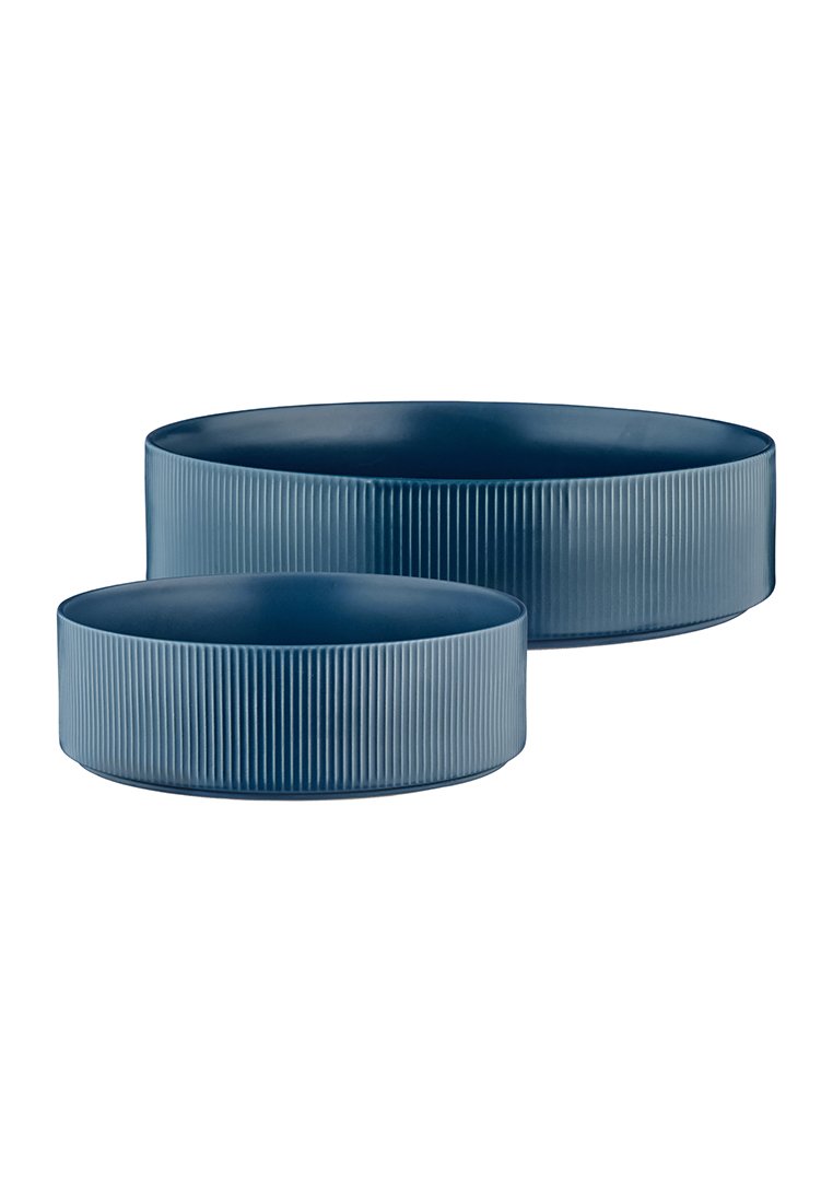 Zwei runde Keramikschalen in tiefem Blau, mit gerippter Struktur, wobei eine größer ist als die andere, mit glatten Kanten und glänzender Oberfläche.