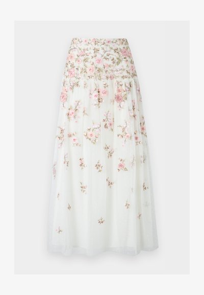 Jupe en tulle blanche avec broderie florale rose en couches et une ceinture ajustée, avec une petite texture à points sur tout le tissu.