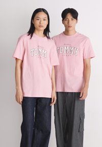 Tommy Jeans VARSITY TEE UNISEX - Camiseta estampada - ballet pink