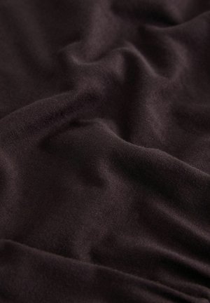 Mörkt brunt tyg med en mjuk, slät textur, som har försiktiga veck och vågor som skapar en känsla av djup och dimension.