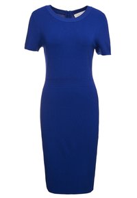 Robe en maille bleue à manches courtes, encolure ronde, silhouette ajustée et détail à la taille. Fermeture éclair au dos.