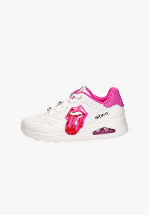 Weißer und pinker Skechers-Sneaker mit einem roten und pinken geometrischen Lippen-Grafik an der Seite und sichtbarer Luftdämpfung in der Sohle.