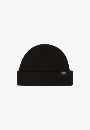 Čierna pletená čiapka s prehnutým okrajom, na boku má malú nášivku s logom. Mäkká textúra a priliehavý dizajn.