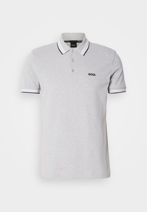 Graues Poloshirt aus Baumwolle mit einer Knopfleiste mit zwei Knöpfen, kontrastierendem weißen Kragen und Ärmelbündchen sowie einem kleinen schwarzen Logo auf der Brust.