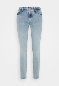 Jeans ajustados en un tono azul claro, confeccionados en denim, que cuentan con una cinturilla estándar, cinco bolsillos y un ligero desgastado en la parte delantera y trasera.