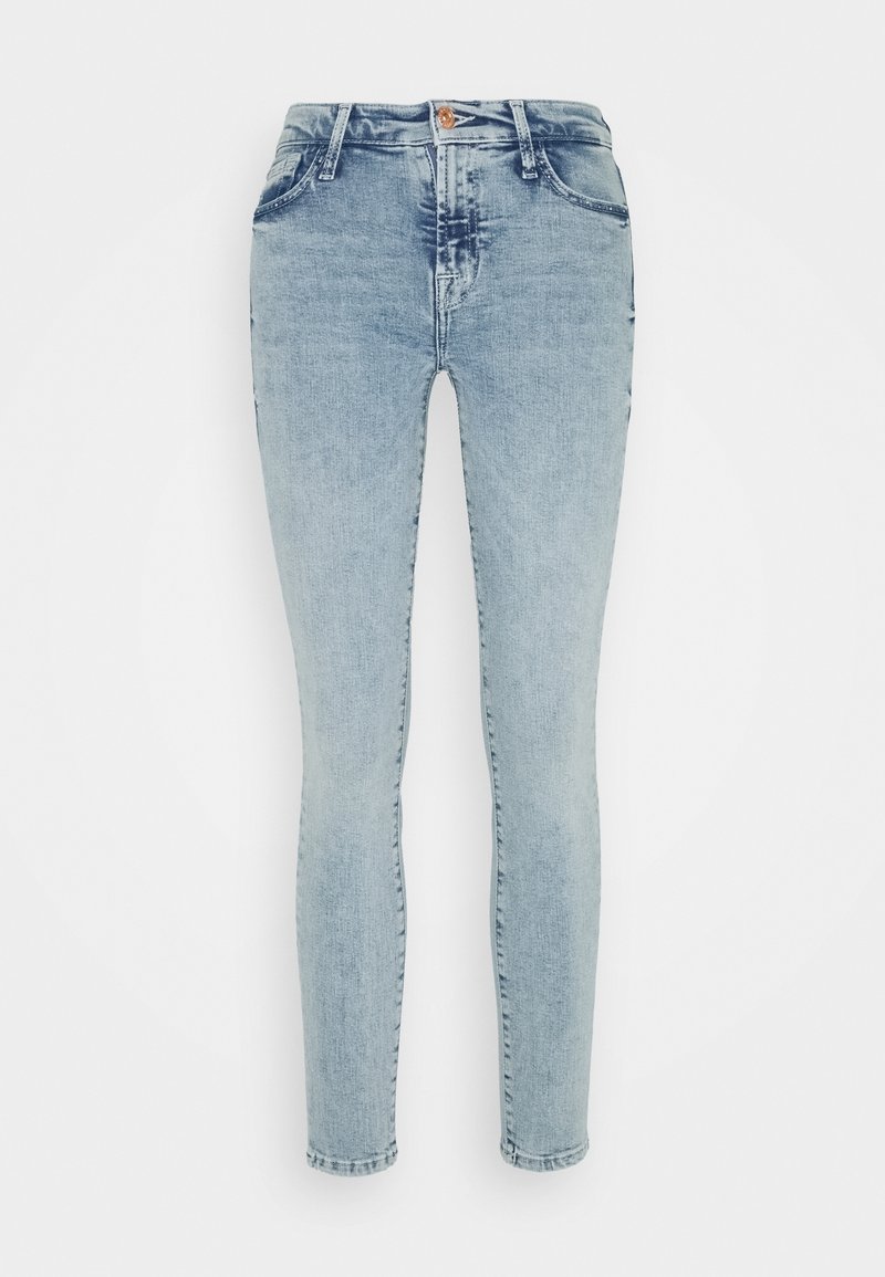 Jeans ajustados en un tono azul claro, confeccionados en denim, que cuentan con una cinturilla estándar, cinco bolsillos y un ligero desgastado en la parte delantera y trasera.