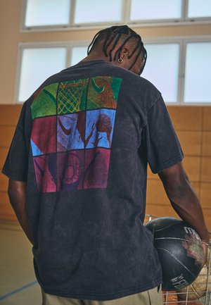 Schwarzes T-Shirt mit buntem, geometrischem Grafikdesign auf dem Rücken, das verschiedene Sportelemente zeigt. Der Stoff wirkt weich und strukturiert.