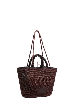 Brązowa pleciona torba typu tote z podwójnymi uchwytami i długimi plecionymi paskami na ramię, z prostokątną naszywką z przodu.
