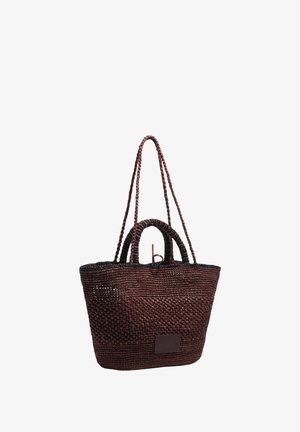 Bolso tote tejido marrón con asas dobles y largas correas trenzadas para el hombro, con una etiqueta rectangular en la parte delantera.