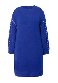 Blå oversized sweaterkjole med lange, puffede ærmer. Struktureret strikket stof har hvide stikninger langs ærmesømmene.