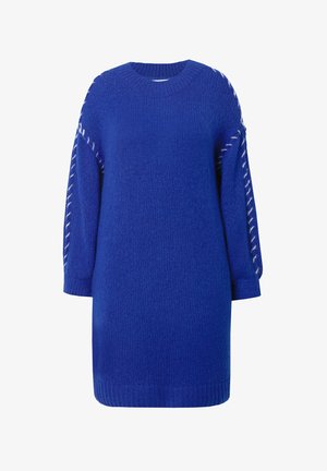 Niebieska, oversize sukienka swetrowa z długimi, bufkami. Teksturowana dzianina ma białe wykończenie szwów na rękawach.