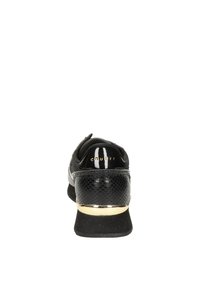 Schwarzer Sneaker mit strukturiertem Lederobermaterial, glänzenden Akzenten und einem goldenen Fersendetail. Verfügt über ein Schnürdesign und einen gepolsterten Kragen.