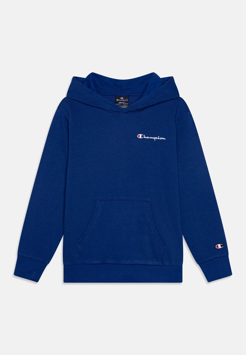 Sweat à capuche bleu marine Champion avec poche kangourou à l’avant, logo Champion sur la poitrine et la manche, manches longues, et capuche attachée.