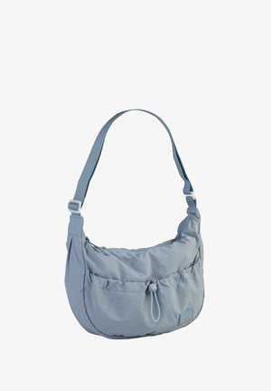 Hellblaue Schultertasche aus einem weichen, strukturierten Stoff. Sie verfügt über eine geraffte Fronttasche, einen verstellbaren Riemen und einen Toggle-Verschluss.