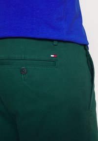 Tommy Hilfiger BLEECKER PIMA - Chinos - dark green
