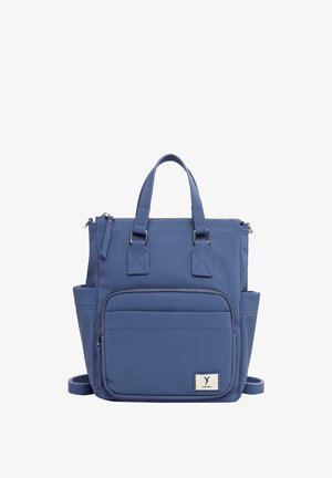 Blauer Nylon-Rucksack mit zwei Griffen, Frontreißverschluss-Tasche und Seitentaschen. Vertikale gerippte Textur und metallische Hardware-Details.