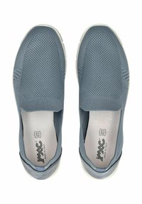 Scarpe slip-on in morbido tessuto a rete blu con pannelli elastici sui lati. Suole in gomma bianca e un rivestimento interno liscio. Logo stampato all'interno.