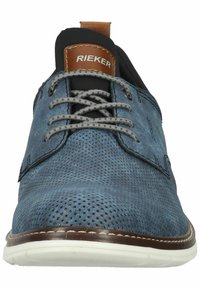 Le sneaker perforate RIEKER blu presentano una parte superiore in pelle texturizzata, lacci grigi e un accento marrone a contrasto nel tallone. Suola leggera.