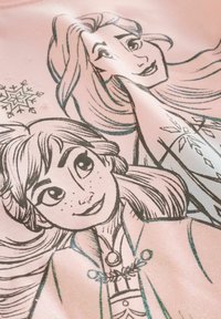 Rožinė medžiaga su dviem veikėjų kontūrais, kuriuose pabrėžti detalizuoti plaukai ir šerkšnuotos snaigių akcentai. Taip pat matyti tekstūruotos spindinčios detalės.