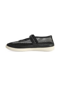 Schwarze Netz-Sneaker mit Lederakzenten, ausgestattet mit einem seitlichen Riemen, einer abgerundeten Zehenpartie und einer weißen Gummisohle. Das Design ist leicht und atmungsaktiv.