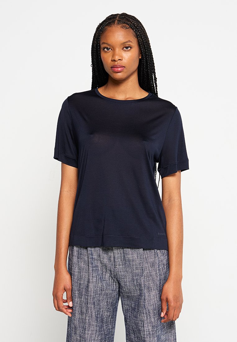 Navyblaue Kurzarm-T-Shirt aus weichem, glattem Stoff; Rundhalsausschnitt mit lockerer Passform und einem dezenten Logodetail am Saum.