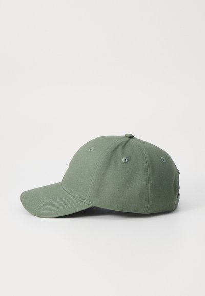 Cappellino da baseball verde in cotone con visiera curvata, sei fori di ventilazione e un logo ricamato sul davanti.