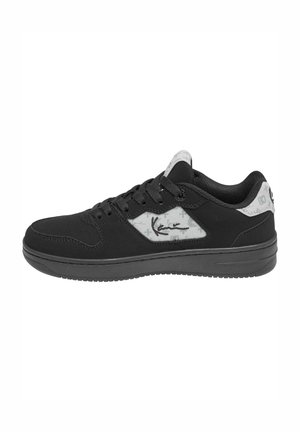 Schwarze Sneakers mit glatter Oberfläche, die graue Akzente und ein gemustertes Seitenpanel aufweisen. Schnürdesign und runde Zehenform.