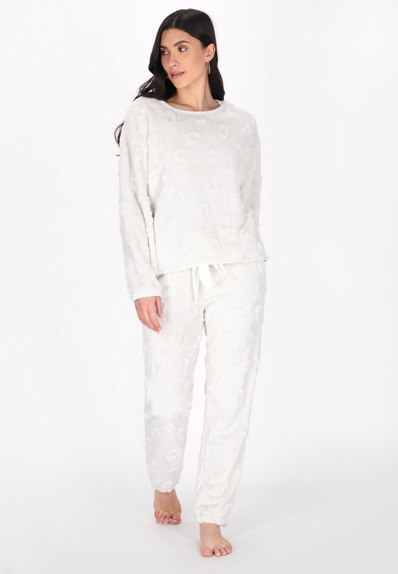 Set di abbigliamento da casa bianco e soffice, composto da un top texturizzato e pantaloni abbinati con vita elastica e cordoncino, progettato per il massimo comfort.