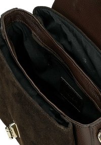 Borsa in suede marrone con interni in pelle testurizzata, dotata di due scomparti e una tasca con zip. La chiusura include accessori metallici.