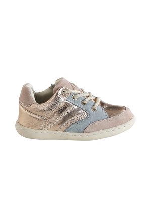 Sneaker mit einer Kombination aus metallic roségold, hellblauem Wildleder und sanften rosa Akzenten. Mit einer abgerundeten Zehenform und Schnürdesign.