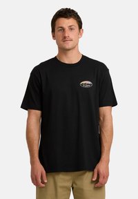 Zwarte katoenen t-shirt met korte mouwen en een ronde hals. Voorzien van een klein, multikleurig logo op de linkerkant van de borst.