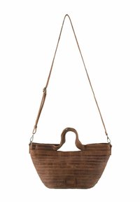 Sac à main en cuir marron avec une forme allongée, des rainures horizontales texturées, deux poignées et une bandoulière réglable.