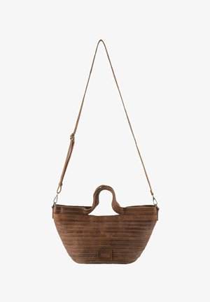 Sac à main en cuir marron avec une forme allongée, des rainures horizontales texturées, deux poignées et une bandoulière réglable.