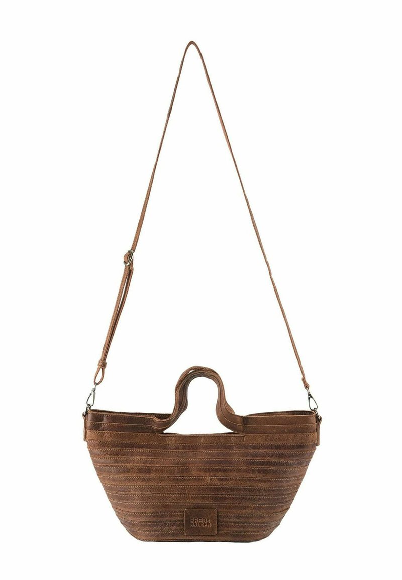 Sac à main en cuir marron avec une forme allongée, des rainures horizontales texturées, deux poignées et une bandoulière réglable.