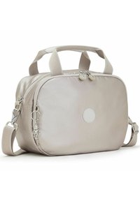 Sac en nylon beige avec une texture lisse, poignées supérieures, bandoulière détachable, fermeture à double zip et un accent logo rond.