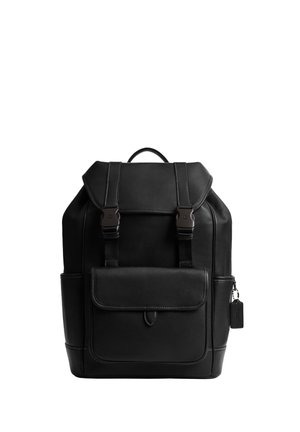 Mustast nahast seljakott ees oleva klapiga, mis on kinnitatud kahe pannaliga rihmaga, suur eesmine tasku ja ülemine käepide valgel taustal.