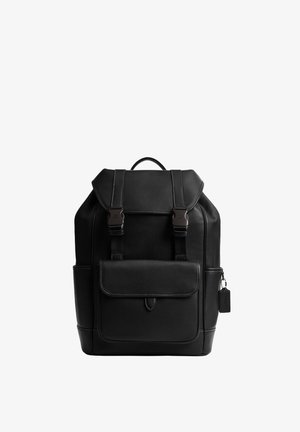 Schwarzer Lederrucksack mit Frontklappe, die durch zwei Schnallenriemen gesichert ist, einer großen Fronttasche und einem oberen Griff vor weißem Hintergrund.