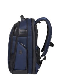 Zaino blu navy con dettagli in pelle nera, numerosi scomparti, spallacci imbottiti e superficie texturizzata per una maggiore durata. Presenta zip e un logo.