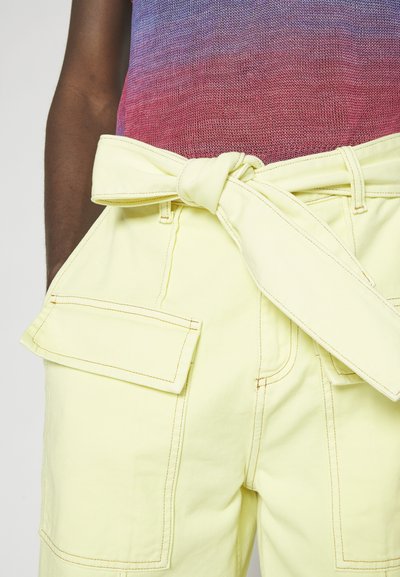 Lukhanyo Mdingi THE CANADA UNIFORM - Τζιν χαλαρής εφαρμογής - denim elfin yellow