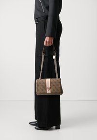 Guess NOELLE CONVERTIBLE XBODY FLAP - Borsa a tracolla - latte