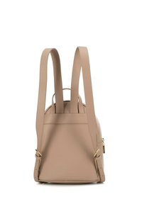 Zaino in pelle beige con finitura testurizzata, doppie spalline imbottite, chiusura con zip e dettagli in metallo dorato.