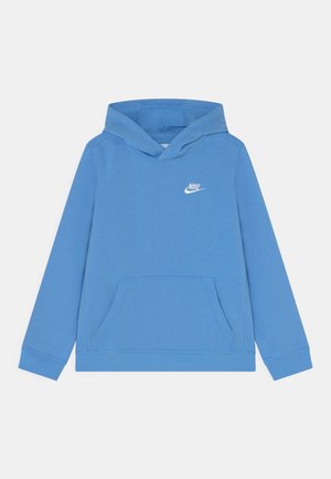 Niebieska bluza z kapturem Nike z przednią kieszenią kangurka i białym logo Nike na lewej piersi na jednolitym tle.